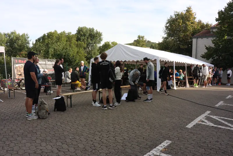Zelt und Läufer auf dem Parkplatz hinter dem LIFESTYLE